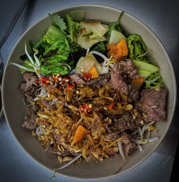 Салат из говядины bun bo nam bo.jpg Салат из говядины bun bo nam bo.jpg