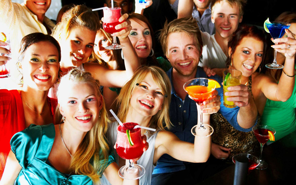 RestoranNews-friends-drinking-club-01.jpg