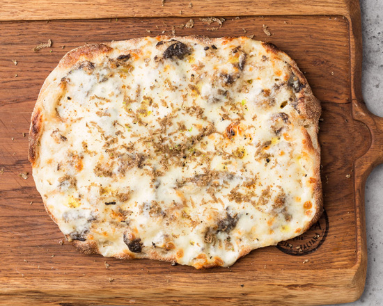 pizza_s_chernim_truffelem-RestoranNews.jpg