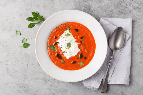 tomatniy_sup_s_sirom_strachatella-RestoranNews.jpg