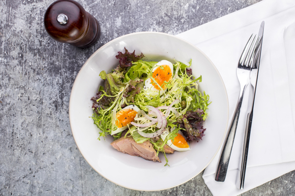 04-RestoranNews-tuna_salad-min.jpg